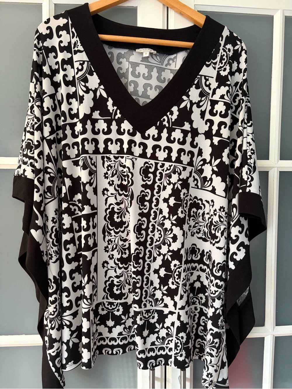 Laura Black & White V-Neck Patterned Tunic